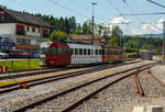 Der tpf - La Gruyre Be 4/4 122 „La Tour-de-Trme“  (ex BDe 4/4) ein ACMV Westschweizer Meterspurtriebwagen gekuppelt mit dem Steuerwagen tpf Bt 224 (noch im GFM orange/wei) erreicht am