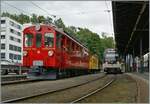 In Vevey warten auf ihre Abfahrt: Der Bernina Bahn RhB ABe 4/4 35 der Blonay Chamby Bahn mit dem Riviera Belle Epoque nach Chaulin und der CEV MVR ABeh 2/6 7508 nach Les Pléiades.