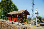 Museumsbahnromantik  Im Museumsareal in Chaulin der Museumsbahn Blonay–Chamby am 27.05.2023, hier, in Holzbauweise an der Böschung aufgeständert, das schmucke Gebäude vom Chef de