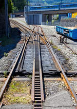   Eine konventionelle Zahnstangen- Zungenweichen (Zahnstangensystem Riggenbach) durchgehend mit Riggenbach-Zahnstange versehene Weiche der Rigi-Bahnen beim Depot Arth-Goldau am 23.06.2016.