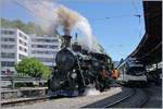 Blonay-Chamby Schweizer Dampffestival 2019: für den von Vallorbe kommenden Dampfextrazug fur die Blonay-Chamby Bahn einen entsprechenden Anschlusszug von und nach Vevey; das Bild zeigt die beiden