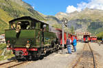 In Gletsch wartet die HG 4/4 704 auf Abfahrt hinunter nach Oberwald.