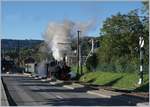 Die Blonay-Chamby Bahn G 2x 2/2 105 verlässt, durch die zunehmende Temperatur mit geringere  Dampfentwicklung als gedacht, den Bahnhof Blonay mit dem letzten Zug des Tages nach Chaulin.