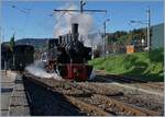 Im Herbstlicht dampft die G 2x2/2 105 bei ihrem Manöver im Bahnhof von Blonay.