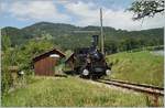 Der kleine Zug nun etwas näher: die Blonay-Chamby G 3/3 N°6 schleppt bei der Haltestelle Cornaux ihren Zug Richtung Chamby.