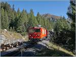 Die DFB HGm 4/4 61 ist zwischen Gletsch und Oberwald auf der Fahrt nach Oberwald.