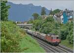 Zwischen Montreux und Vevey, kurz vor La Tour de Peilz ist die SBB Re 4/4 II 11281 (Re 420 281-8) mit einen Güterzug auf dem Weg in Richtung Lausanne.