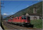Eine  Re 10/10  mit der Spitzenlok Re 420 342-8 mit einem langen Güterzug bei der Fahrt Richtung Süden in Giornico.
7. Sept. 2016