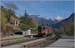Die SBB Re 420 327-9 und eine Re 6/6 erreichen mit einem Güterzug Richtung Norden den Bahnhof Lalden.
25. Okt. 2017