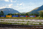 Eine SBB Cargo Re 10/10, bestehend aus der Re 420 344-4 (Re 4/4 – 11 344) und der Re 620 086 (Re 6/6 - 11686 „Hochdorf“), fährt am 04.08.2019 mit einem Container-Zug über die einspurige Güterzugumfahrung Domodossola zum Rangierbahnhof Beura-Cardezza (ex Bahnhof Domodossola II). Diese Strecke ist mit 15 kV 16,7 Hz Wechselstrom elektrifiziert.