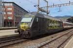 Am 22 Mai 2023 schiebt 460 072 ein IC in Olten.