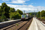 Die BLS Cargo 423 – Re 475 423-0 (91 85 4475 423-0 CH-BLSC) f�hrt am 02 Juli 2026 mit einem KLV-Zug durch den Bahnhof Kirchen (Sieg) in Richtung K�ln.

Die Siemens Vectron MS wurden 2020 von Siemens Mobilitiy in M�nchen-Allach unter der Fabriknummer 22887 gebaut, sie wurde in der Variante A39 ausgef�hrt und hat so die Zulassungen f�r CH/ D/ A/ I / NL / B, so kann sie vom Mittelmeer bis an die Nordsee ohne Lokwechsel durchfahren. Die BLS Re 475 der zweiten Serie 475 416 – 475 440 haben zus�tzlich die Zulassung f�r Belgien (B). Sie haben eine H�chstgeschwindigkeit von 200 km/h und eine Leistung von 6.400 kW.

Die BLS Cargo hat insgesamt 40 Loks der Baureihe Re 475 (Siemens Vectron MS). Der kleine Unterschied zwischen der 1. Serie (475 401 – 475 415) und der 2. Serie (475 416 – 475 440) ist nur das die Lok der 2. Serie auch die Zulassungen f�r Belgien haben. So wurde die 1. Serie als Vectron MS in der Variante A22 und die 2. Serie in der Variante A39 ausgef�hrt.  

Die Im September 2023 bestellte die BLS Cargo 10 weitere SIEMENS Vectron MS Lokomotiven (in Variante A40 mit XLoad), diese verf�gen dann zudem �ber das neu entwickelte XLoad-Ausstattungspaket. Sie sind auch f�r den Einsatz in Deutschland, �sterreich, der Schweiz, Italien, den Niederlanden und Belgien (DACHINLBE) vorgesehen, haben eine Leistung von 6.400 kW, aber nur noch eine H�chstgeschwindigkeit von 160 km/h, die aber f�r den G�terverkehr ausreichend ist.

Das XLoad-Ausstattungspaket ist eine Kombination von Funktionen, welche die Traktionsf�higkeit und Effizienz der Lokomotiven verbessern. Dadurch lassen sich schwerere Z�ge in Einzeltraktion fahren, womit auf zus�tzliche Verst�rkungs- oder Schiebelokomotiven verzichtet werden kann. XLoad ist eine Neuentwicklung von Siemens Mobility und seit 2022 erh�ltlich. BLS Cargo testete im Jahr 2022 die neue Funktion eingehend und lie� sich vom Nutzen der Funktion �berzeugen.

Die Vectron-Flotte von BLS Cargo w�chst damit auf insgesamt 50 Fahrzeuge. Die ersten Loks wurden dieses Jahr (2026) bereits ausgeliefert. 
