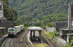 Am 27.06.2023 durchfährt die 475 422-2 von BLS Cargo den Bahnhof Assmannshausen