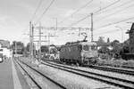 Laufenburg - von hier aus gibt es keinen Personenverkehr mehr; links das Stumpengleis, auf dem die Pendelzüge von Stein-Säckingen enden. Die Re 6/6 620 024 beim Umfahren des Tankwagenzugs, den sie aus Richtung Basel hierhergebracht hat. 21.August 2024 