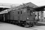 Portrait der Ae 3/5 10217 vor einem Personenzug im Bahnhof Biel im Mai 1980