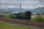 Zum Fest 150 Jahre Nationalbahn durfte Bm 4/4 II 18451 nach einer kleinen Ewigkeit von 10 Jahren endlich wieder an die frische Luft und wurde von Ae 3/5 10217 an ihren früheren Einsatzort nach Etzwilen gebracht. Hier am Beginn der Reise in Dulliken, April 2025.