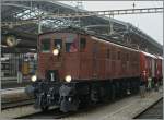 Die Be 4/7 12504 mit zwei G�terwagen in Lausanne.