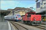 Die SBB Ee 3/3 IV 16551 / Ee 934 551-3 rangiert in Lausanne. Die Lok ist für vier Stromsysteme ausgerüstet: 15000 V 16 2/3 Hz Wechselstrom, 25000 V 50 Hz Wechselstrom, 1500 V Gleichstrom und 3000 V Gleichstrom.

14. April 2011