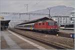 Die SBB Re 4/4 II 11197 (und am Zugschluss die Re 4/4 II 11194) mit einem Dispozug in einem IR90 Umlauf beim Halt in Vevey.