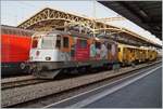 Die SBB Re 4/4 II 11344 (Re 420 344-4 / UIC 91 85 4420 344-4 CH SBBC) mit einer Gleisbaumaschine die auf den Namen  Hummel  hrt.