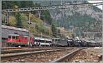 Der Zweck der Rangierfahrt in Göschenen der B 3/4 1367 (SBB Historic) war die Einreihung in den  Dampfzug der Elefanten : die C 5/6 2978 und 2969 fuhren mit einem historischen Zug über den Gotthard und brauchten Hilfe: auf den Nordrampe von der B 3/4 1367 als Schublok am Schluss des Zuges und nun zur Vermeidung von zu viel Rauch im Gotthardtunnel von der SBB Re 4/4 II 11161. Das Bild zeig den in Kürze in Göschenen abfahrenden Zug und auch dass die B 3/4 1367 Vorspanndienst gewohnt ist; ist sie doch hier erst an vierter Stelle eingereiht.
Auf Gleis 2 mit einer roten SBB Re 4/4 II ist der Gotthard Panoramique Express zu sehen, der nach einem kurzen Halt Göschenen in Richtung Airolo verlässt.

21. Oktober 2017