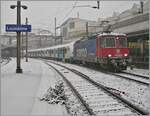 Die SBB Cargo Re 420 346-9 (Re 4/4 II 11346) wartet mit den zwei leider ziemlich versuddelten* DB S-Bahn Stuttgart Triebzügen 430 213 und 430 209 auf dem Weg nach Villeneuve auf die Weiterfahrt.