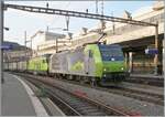 Nach dem Abwarten der Blockdistanz verlassen die BLS Re 485 001 und BLS Re 465 014 mit ihrem leeren  Zuckerrübenzug  den Bahnhof von Lausanne in Richtung Wallis.

4. November 2024