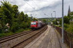 Die an die SBB Cargo International AG vermietete SBB Cargo Re 482 0017-1 (91 85 4482 017-1 CH-SBBC) fährt am 16 Juli 2024 mit einem Kesselwagenzug durch Kirchen/Sieg in Richtung Köln    Die