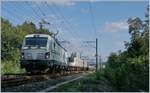 Die RailCare Rem 476 453 verlsst mit einem Lebensmittel Container Zug Vuffelens la Ville.