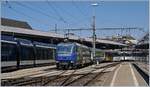 Die MOB Ge 4/4 8002 verlässt mit einem Panoramic Express Montreux, an ersten Stelle des Zuges ist ein Panorama Wagen in der Ursprungslackierung gereiht, welcher an längst vergangene