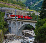 Die MGB Deh 4/4 – 55 „Brig“ schiebt am 01.08.2019 den Schllenenbahnzug von Gschenen  nach Andermatt nach hinauf und berquert hier gerade die Reuss.