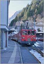 In Göschenen wartet ein MGB De 4/4 mit seinem Pendelzug auf die Abfahrt in Richtung Andermatt.