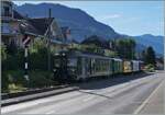 Autour de la voie ferrée / Rund um die eiserne Bahn (Herbstevent 2024) - Ich wusste, dass diese Jahr der GFM (Historique) BDe 4/4 141  bei der Blonay Chamby Bahn zu Gast sein wird. In der Info war der Triebwagen in der TPF abgebildet. Als ich dann so im Gegenlicht den Triebwagen durch den Fotoapparat kommen sah war ich doch enttäuscht: SCHWARZ?!. 
Zum Glück nur eine optisch Täuschung: der Triebwagen präsentiert sich im damals wohl bei der Inbetriebsetzung 1972 üblichen  Tannengrün . Ob der Triebwagen tatsächlich so abgeliefert wurde, muss ich jedoch noch abklären.

Der GFM (Historique) BDe 4/4 141 erreicht mit dem Leermaterialzug 20140 Blonay.

7. Sept. 2024