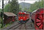 Der letztes Jahr hervorragend revidierte Bernina Bahn RhB ABe 4/4 I 35 der Blonay Chamby Bahn übernimmt zum Saisonauftakt am 3. Mai 2025 den Einsatz der eklektisch geführten Züge (bis auf den letzten Zug am Abend). Im Bild der ABe 4/4 I 35 bei der Abfahrt in Chaulin nach Blonay. 

3. Mai 2025