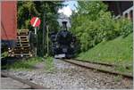 In Chaulin angekommen, dampft die BFD HG 3/4 N° 3 der Blonay Chamby Bahn zur Lokbehandlung wo sie mit Kohle und Wasser versorgt werden wird.