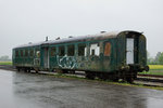 SBB/Vogelschutzverein Arch: Der seit Jahren in Arch stationierte ehemalige Mitteleinstiegwagen des Vogelschutzvereins Arch hat seinen Stammplatz verlassen und wartet nun auf einem Abstellgeleise des Bahnhofs Arch sein weiteres Schicksal ab. Auf der Aufnahme vom 12. Mai 2016 ist noch das erhaltene Vogelhäuschen ersichtlich.
Foto: Walter Ruetsch
