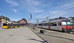 Bahnhof Laufenburg, leider heute die Endstation, wo früher Personenzüge Stein Säckingen-Laufenburg-Koblenz-Winterthur fuhren, meist mit Ae 3/6 II, manchmal mit Be 4/6, und m.W. auch mit dem vierteiligen Triebzug RABDe 8/16 1041. Auf dem Bahnhofplatz übernimmt jetzt der Postbus die Fahrgäste weiter Richtung Koblenz, ebenso fahren viele Leute schon ab Stein Säckingen mit dem Bus nach Laufenburg, der dabei auch die ausgedehnten Industriegebiete am Rhein bedient, v.a. Sisseln. Der stündliche Zug setzt sich aus einer Domino-Komposition zusammen, im Bild mit Steuerwagen 39-43 911. 21.August 2024 