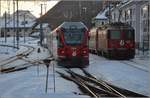 Alvra Gliederzug der RhB in Samedan, unter anderem als Besonderheit gibt es ein Stehplatz-Fotografenabteil am lokseitigen Ende, bei dem man die Fenster per Knopfdruck öffnen kann.