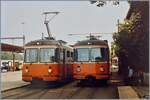 Zwei Bremgarten Dietikon Bahn (BD) BDe 8/8 Triebzüge stehen in der Zugausgangsstation Dietikon.  Der eine ist abgebügelt, dar andere aber wird wohl in einigen Minuten nach Wohlen zurückfahren. Und ganz rechts im Bild ist der Wagenführer des Zuges bei seiner wohlverdienten Pause an diesem heissen Sommertag angedeutet.
Heute ist die Die Bremgarten Dietikon Bahn (BD) in die AVA als AVA-BDWM integriert

Analogbild vom 25. Juli 1984