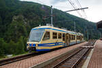 Der FART Gelenktriebwagen ABe 4/6 54 „Intragna“ (90 85 843 0054-9 CH-FRT) hat am 02 August 2019 seinen Endbahnhof Camedo erreicht, und steht nun wieder zur Rückfahrt nach Locarno bereit. Er hatte uns zuvor hierhergebracht. 

Camedo ist ein Ort der Gemeinde Centovalli im Kanton Tessin in der Schweiz. Der Bahnhof ist der letzte auf der Schweizer Seite bei km 13,06 der Centovalli-Bahn, bzw. der von der FART (Ferrovie autolinee regionali ticinesi) als Centovalli-Bahn betrieben wird, 600 m weiter ist die schweizerisch-italienische Grenze. Der nächste Bahnhof ist Ribellasca, der von der italienischen SSIF (Società subalpina di imprese ferroviarie) betrieben wird und ab hier beginnt dann die Valle Vigezzo bis Domodossola.

Bei dem Fahrzeug handelt es sich um einen Gelenktriebwagen mit Niederfluranteil, wobei das Fahrzeug kein Jakobs-Drehgestell besitzt, sondern das antriebslose Laufgestell fest unter der einen Wagenhälfte sitzt, welche mit dem anderen Kasten über ein Wagengelenk verbunden ist. Dadurch konnte der Niederflurbereich über den Wagenübergang durchgezogen werden, was bei einem Drehgestell unter dem Kastengelenk nicht möglich gewesen wäre. Die beiden angetriebenen Drehgestelle befinden sich unter dem erhöhten Fahrgastraum hinter den Führerständen. Die 2.650 mm breiten Wagenkästen sind geschweißte Stahlkonstruktionen. Jeder der 15.450 mm langen Wagenkästen besitzt auf jeder Seite eine zweiflüglige Schwenkschiebetüre. Praktisch die komplette Traktions- und Hilfsausrüstung befindet sich auf dem Wagendach, dies auch, weil die Besteller einen freien Durchblick nach vorne durch die Führerstände auf die Strecke gefordert hatten, was einen Einbau hoher Schränke in den Innenraum unmöglich machte. Die eingebaute Toilette wurde als eine eigenständige Baugruppe vorfabriziert und als Ganzes eingebaut. Alle Sitze sind in der Grundkonstruktion gleich. Die Sitze der ersten Klasse besitzen aber andere Armlehnen und sind in der Anordnung 1-2 angeordnet, während die Sitze der 2. Klasse in der Anordnung 2-2 angeordnet sind.

Zwölf dieser Gelenk-Triebwagen ABe 4/6 51–58 (FART), 61-64 (SSIF) wurden durch die Firma Vevey Technologies in Villeneuve VD (mechanischer Teil) und die Firma ABB (elektrischer Teil) hergestellt und 1992–1994 in Betrieb genommen. Acht Fahrzeuge gingen an die FART und vier Fahrzeuge an die SSIF, wobei zwischen diesen beiden Bahnen ein Betriebsvertrag besteht und die Fahrzeuge gemeinsam eingesetzt werden. Die Triebwagen können in Doppeltraktion verkehren und bewältigten lange die Hauptlast des  internationalen  Verkehrs der Centovallibahn zwischen Locarno und Domodossola.

Im Jahr 2011 ließ die FART die vier ABe 4/6 55–58 zu ABe 4/8 verlängern. Die zusätzlichen Wagenkästen wurden bei Bombardier in Villeneuve eingebaut. Nach dem Umbau erhielten die Fahrzeuge die Nummern 45–48. Sie sind nun 44,00 m lang und verkehren als Centovalli-Express.

TECHNISCHE DATEN:
Spurweite: 1.000 mm (Meterspur)
Achsformel: Bo'2'Bo'
Länge über Puffer: 31.900 mm
Breite: 2.650 mm
Achsabstand im Drehgestell: 2.000 mm
Dienstgewicht: 45.9 t
Höchstgeschwindigkeit: 80 km/h
Dauerleistung: 640 kW (4x160kW)
Treibraddurchmesser: 720 mm
Stromsystem: 1.200 Volt DC
Anzahl der Fahrmotoren: 4
Antrieb: Asynchronmotoren
Steuerung: GTO-Umrichter

AKTUELL:
Der Gelenktriebwagen ABe 4/6 54 „Intragna“, wie auch die 2011 zu ABe 4/8 verlängerten Schwestern ABe 4/8 45 bis 48 (ex Abe 55 bis 58), wurde 2025 von der FART an italienische FGC - Ferrovia Genova–Casella (Eisenbahn Genua–Casella) nach Genua verkauft. Die FGC ist auch bekannt als Ferrovia delle tre valli (Eisenbahn der drei Täler) und Trenino di Casella (Bähnchen von Casella). Vermutlich müssen die Triebwagen aber etwas angepasst werden, da die FGC unter 3.000 Volt DC fährt. 

So haben wir nochmal einen Grund malwieder nach Genua zu fahren😉