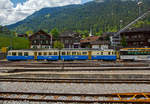   Der Doppeltriebwagen MOB ABDe 8/8 4002 „Vaud“ (deutsch Waadtland) der Montreux–Berner Oberland-Bahn (franzsisch Chemin de fer Montreux-Oberland bernois) steht im Bahnhof