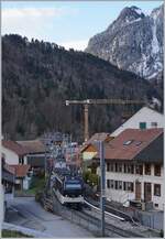 Der Bahnhof Montbovon auf der Strecke Montreux Zweisimmen gehört der TPF. Als diese den Bahnhof Montbovon im Frühjahr 2018 gründlich umbaute, war die MOB Strecke unterbrochen. Während von Osten her die Bahnersatzbus bis Montbovon fuhren, errichtete die MOB westlich des TPF Bahnhofs einen eigenen  Bahnhof , bzw. eine Bahnsteigkante. Somit konnten die Züge ab Montreux immerhin bis Montbovon fahren und auf einen wenig sinnvollen Busersatz konnte verzichtet werden. Im Bild der MOB ABe 4/4 9304  Alpina  der mit einem Zug nach Montreux auf die Abfahrt wartet. Gut zu sehen der im Hintergrund im Umbau befindliche Bahnhof von Montbovon.  

 2. April 2018