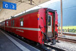 Der RhB DS 4221 Gepäck- und Heizwagen, ex Gepäckwagen RhB D 4221, am 07 September 2021 im Zugverbund im Bahnhof Disentis/Mustér.