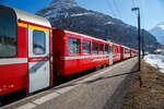 RhB Berninabahn Velowagen, ein verkrzter 2.Klasse Mitteleinstiegswagen mit Gepckabteil in leichter StahlbauartRhB WS 3931, ex RhB BD 2477, ex RhB B 2334, ex B4 2334, am 22.03.2023 in der Station