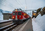 Nun haben die beiden RhB ABe 4/4 III Triebwagen 54  Hakone  und  51  Poschiavo  am 21.03.2023 als PmG (Personenzug mit Gterbefrderung) nach Poschiavo, fahren nun vom hchsten Punkt der Berninabahn,