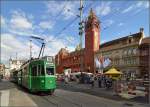 Schweizer Standardwagen Be 4/4 460 vor dem Basler Rathaus.