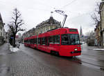 Der Teil-Niederflurgelenkwagen 732 zwischen Berner Münster und Bundeshaus.