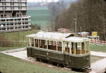 Die alten Berner Zweiachs-Anhänger: Wagen 208 (1933) fand noch den Weg zu einem Spielplatz im Gäbelbach, wo er am 27.März 1975 ziemlich übel zugerichtet steht.