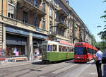 Begegnung: Der Standardmotorwagen 107 von 1947 begegnet dem Vevey-Tram 735 von 1990. 735 wird wohl bald zum Schrott gehen; ungewöhnlicherweise fährt der Wagen als Linie 6 ins Fischermätteli, da die direkte Verbindung von und nach Worb wegen Bauarbeiten unterbrochen ist. Schwanengasse, 25.Juni 2023 