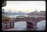 Die beiden Vierachsanhänger 311 und 312 aus Bern von 1933: Die Speisewagenkomposition 147-312 auf der Mittleren Brücke über den Rhein in Basel, 27.Oktober 1982 